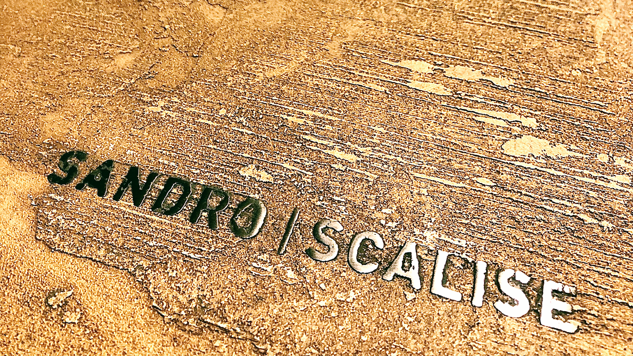 Signatur Sandro Scalise, eingearbeitet in eine goldene Wandveredelung