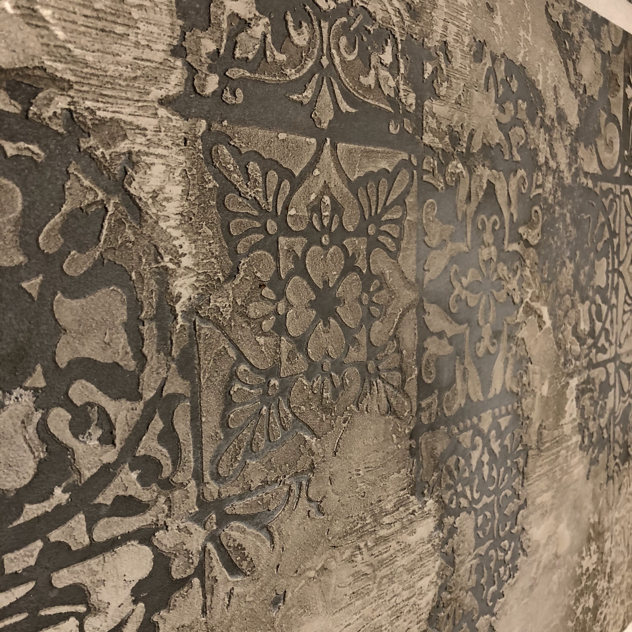 Ornamentales Relief einer Wandveredelung in Silber- und Grautönen