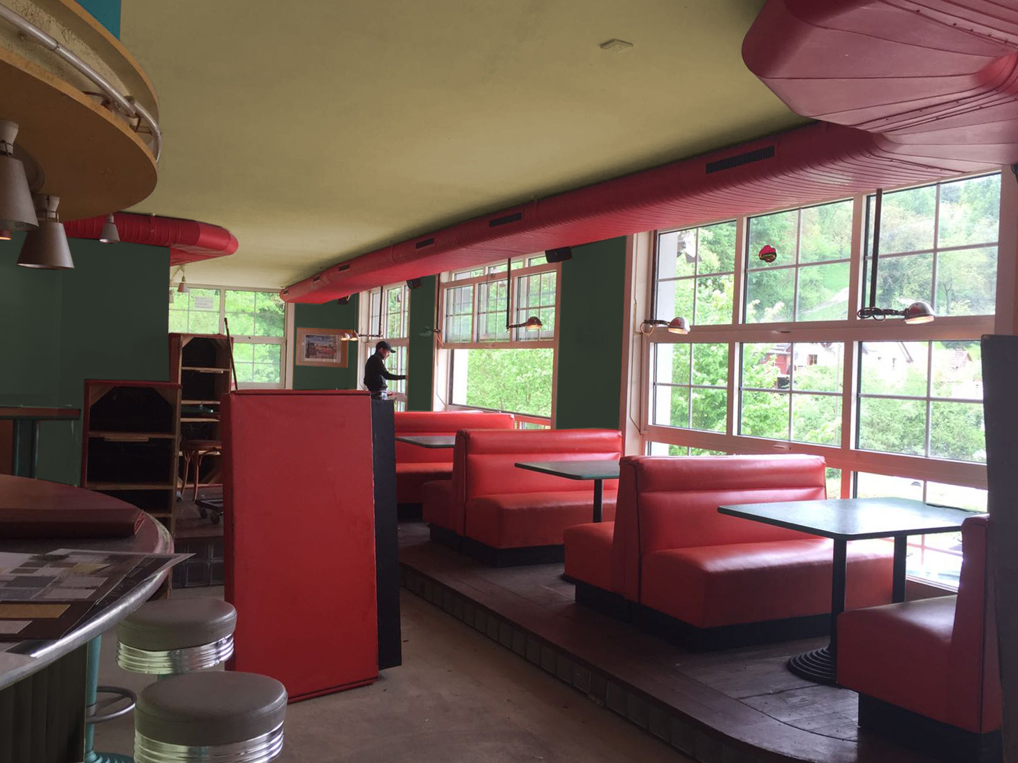 Gestaltung eines Restaurant-Innenraums mit Sitzbänken