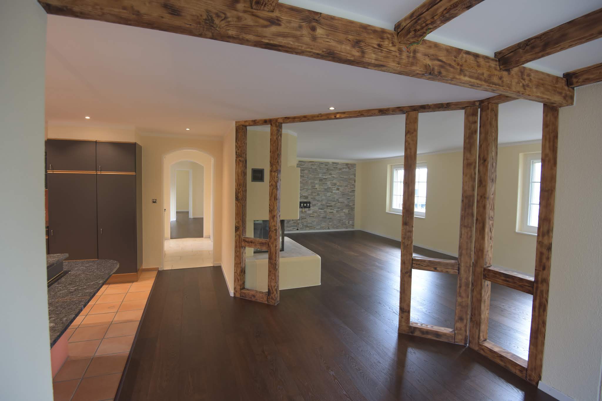 Restaurierte Holzbalken nach Kundenprojekt, mit Bürste, Feuer und Öl bearbeitet