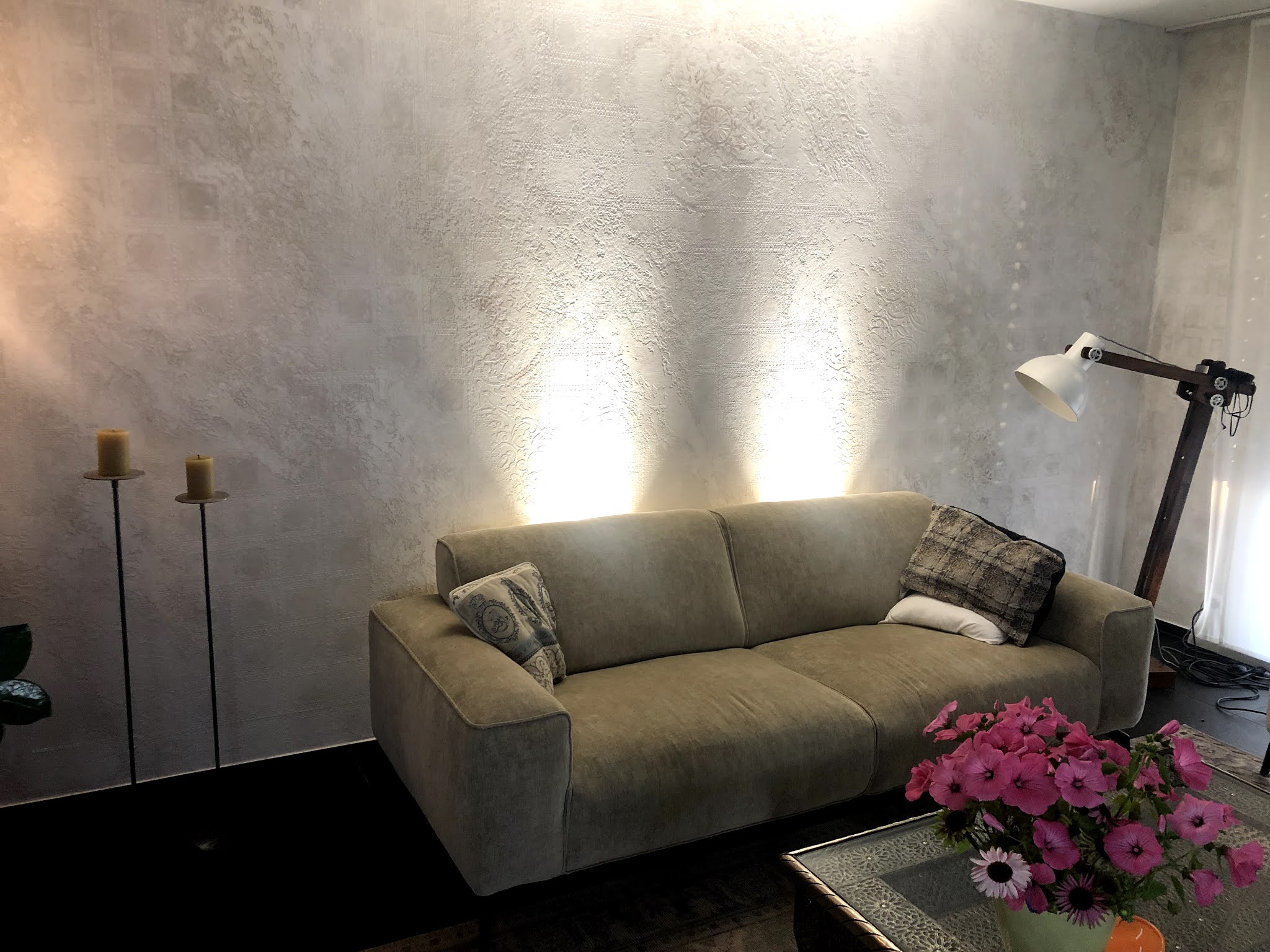 Dekorative Wandveredelung hinter einem Sofa in einem Privathaus